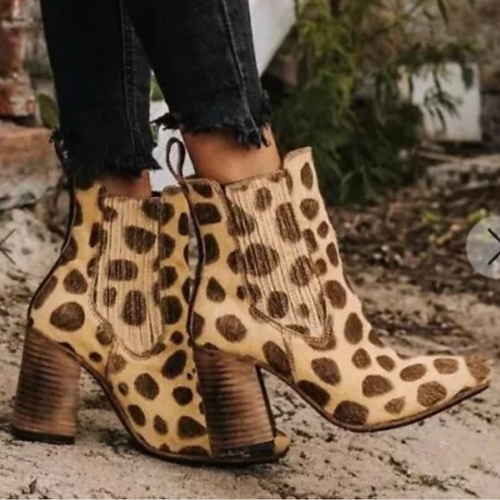 Freebird Janelle leopard Booties sz 10